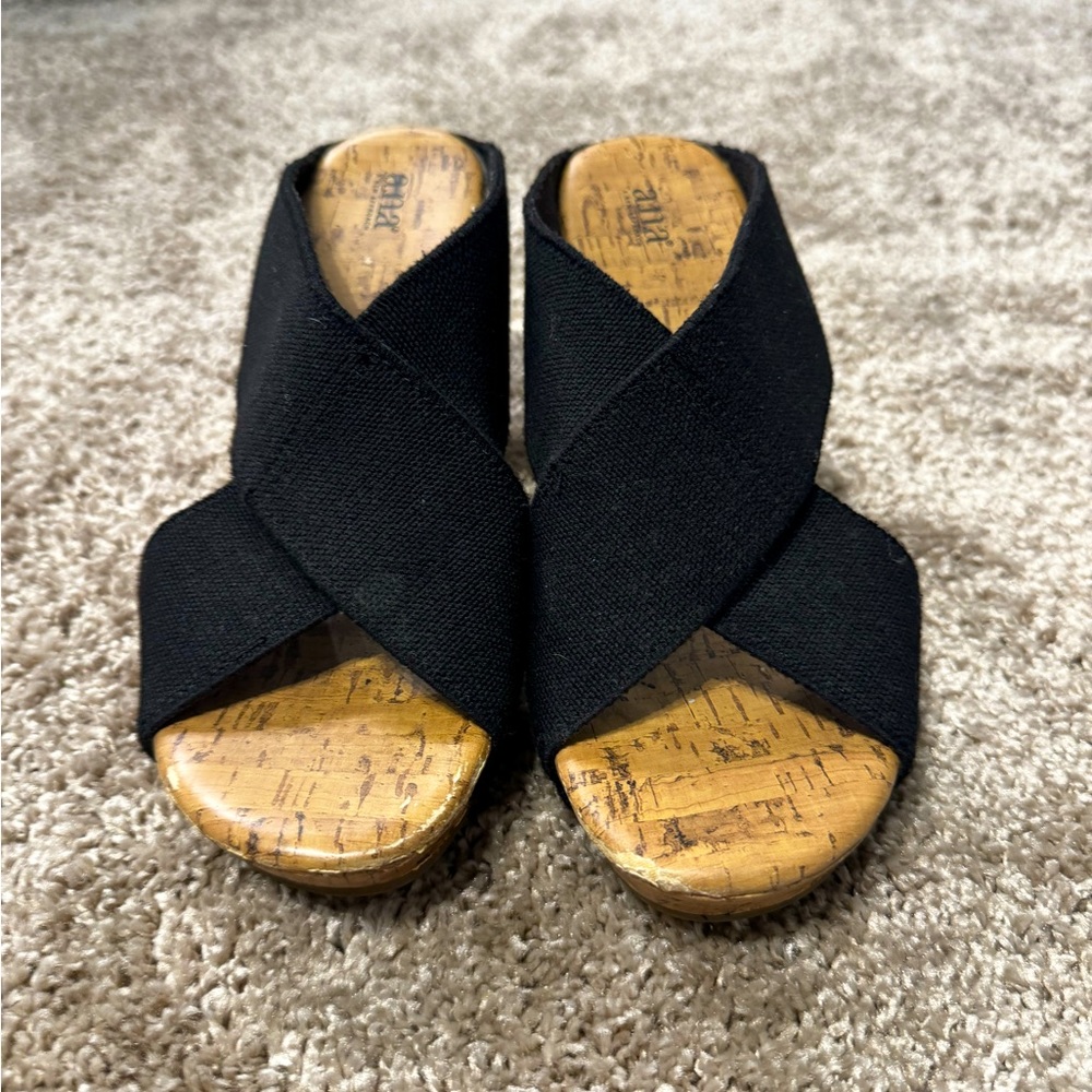 Black wedges